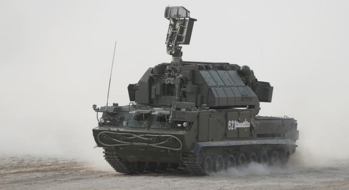 Toàn bộ các thành phần của tổ hợp Tor, gồm bệ phóng, radar cảnh giới/dẫn bắn và đài chỉ huy, được đặt trên cùng một xe bánh xích, có độ việt dã cao. Trong các bài thử nghiệm, Tor đã minh chứng khả năng chiến đấu ưu việt và được công nhận từ các chuyên gia quân sự Liên Xô và phương Tây thời điểm đó.