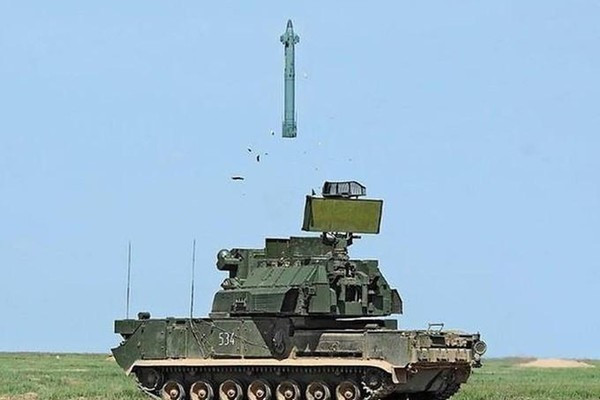 Do có phương thức phóng thẳng đứng và hiệu quả tác chiến cao, tương tự như tổ hợp tên lửa S-300, Tor đã được đặt biệt danh là “S-300 mini” và nhanh chóng được biên chế cho Quân đội Nga.
