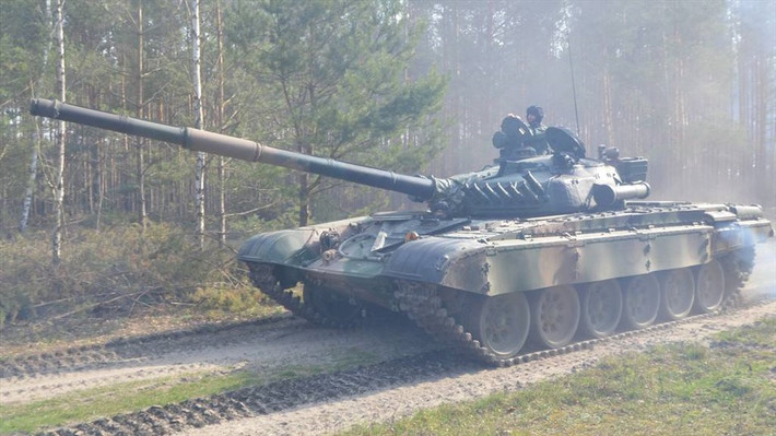 Trong nỗ lực giúp đỡ Ukraine, để có thể đương đầu với Nga, phương Tây đã viện trợ nhiều loại vũ khí hạng nặng cho Ukraine, trong đó có hơn 300 xe tăng T-72M1 của Ba Lan; đây là số xe tăng mà Ba Lan được Liên Xô viện trợ, khi còn là đồng minh trong khối quân sự Hiệp ước Warszawa.