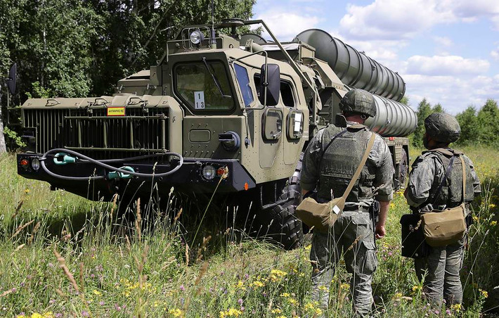 Cụ thể, Quân đội Ukraine tuyên bố rằng lực lượng không quân nước này đã tổ chức các cuộc tấn công vào các mục tiêu của Nga ở bán đảo Crimea. Có thông tin cho rằng, mục tiêu là trận địa tên lửa phòng không S-400 của Trung đoàn tên lửa phòng không 12 của Nga, nằm ở phía nam quân cảng Sevastopol.