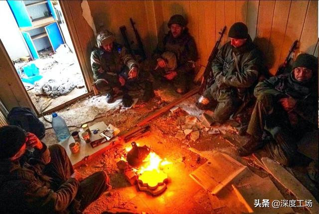 Sau những trận giao tranh liên tục hơn một tháng qua, lực lượng phòng thủ Ukraine đã cạn kiệt đạn dược, vũ khí, thực phẩm và nhiều vật dụng khác nhau; thiệt hại về nhân lực cũng rất nặng nề.