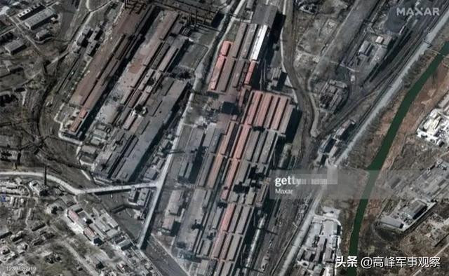 Lực lượng Tiểu đoàn Azov và một phần của Quân đội Ukraine phòng thủ Mariupol, hiện đang bị Quân đội Nga xiết chặt vòng vây tại khu vực Nhà máy thép Azovstal, dưới những đường hầm của Nhà máy;