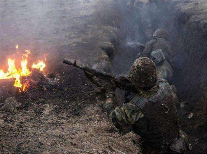 Sau đó, 100 lính dù Ukraine được trực thăng đổ bộ đường không, họ sẵn sàng tiến vào Đảo Rắn để “dọn dẹp đống lộn xộn” và bắt đầu trận chiến với lính Nga vốn “phòng thủ lỏng lẻo” trên đảo.