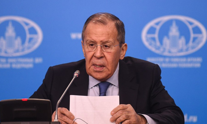 Trước đó, Ngoại trưởng Nga Sergei Lavrov tuyên bố, Nga sẵn sàng can thiệp vào khu vực và nhấn mạnh rằng, các công dân Nga sống trên lãnh thổ của hai nước cộng hòa tự xưng DPR và LPR, sẽ nhận được sự bảo vệ của Nga.