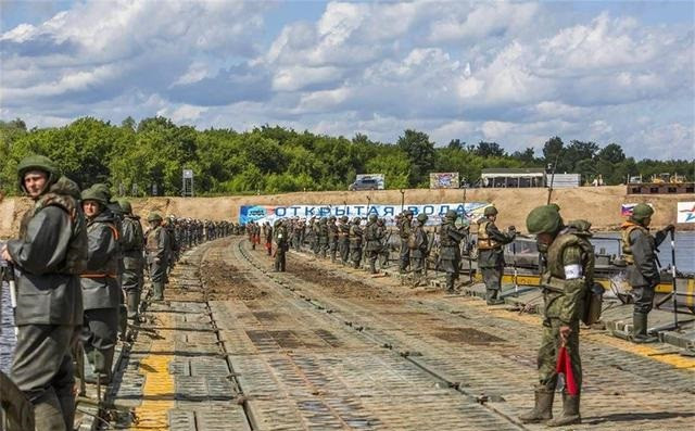 Và cầu phao cũng sẽ có khả năng bị phá hủy trong tương lai, rất khó để nói liệu chúng có thể duy trì được luồng vận tải của quân Nga, trước sự tấn công của Quân đội Ukraine hay không.