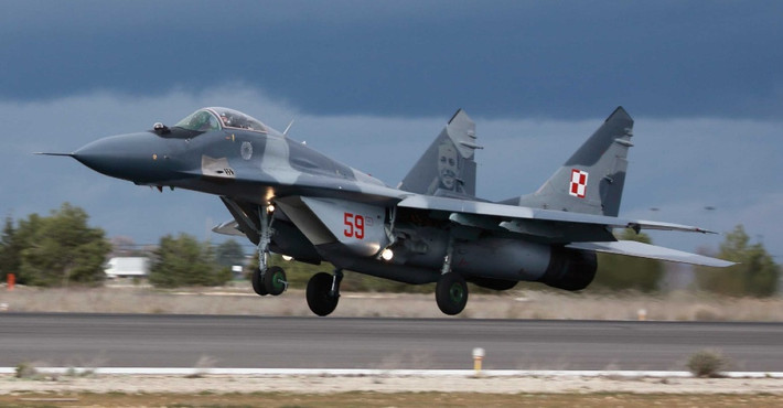 Số máy bay mà một số nước như Ba Lan, Bungaria có thể viện trợ cho Ukraine là MiG-29 và Su-25, vì các phi công Ukraine chỉ được đào tạo để bay trên máy bay của Liên Xô. Kyiv không hài lòng với lời đề nghị cung cấp máy bay do phương Tây sản xuất, vì không có ai có thể lái chúng.