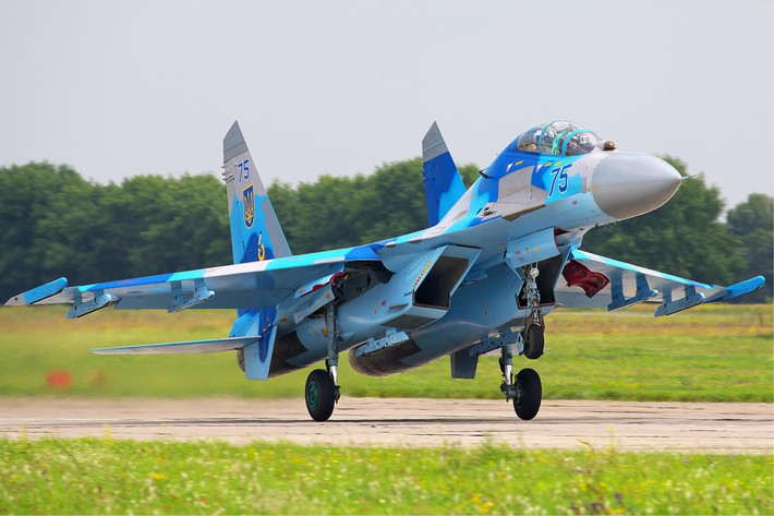 Không quân Ukraine hiện được biên chế các máy bay chiến đấu MiG-29 và Su-27 có từ thời Liên Xô, được sử dụng trong không chiến hoặc hỗ trợ lực lượng mặt đất; cũng như một số máy bay cường kích mặt đất như Su-25.