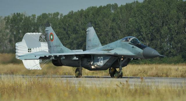 Một câu hỏi hóc búa khác, đó là ngay cả khi Ukraine có thể có được những chiếc máy bay thời Liên Xô, thì việc đưa chúng đến Ukraine cũng rất khó khăn.