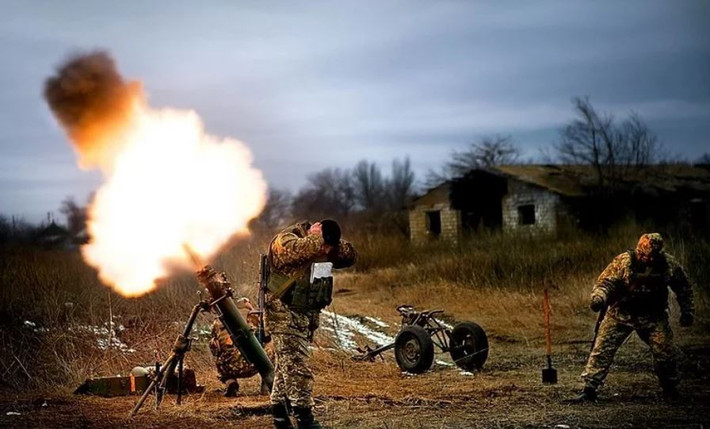 Thông tin của Quân đội Ukraine, được truyền thông Ukraine dẫn lời cho biết, phía quân ly khai đã hai lần khai hỏa bằng súng bằng súng cối 82 ly và pháo 122 ly về phía khu vực Prychepylivka; còn gần Krymske, lực lượng dân quân bắn cối 82 ly, súng phóng lựu và súng máy cỡ lớn.