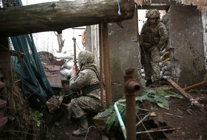 Một nhóm quân nhân Ukraine, đang trong tình trạng say rượu cực độ, đã bắn nhầm vào đồng đội của mình; hậu quả là làm một quân nhân của Quân đội Ukraine thiệt mạng.