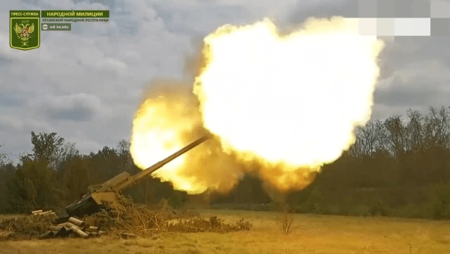 Trong khi đó, các cuộc tấn công nhằm vào lực lượng Ukraine và cơ sở hạ tầng quân sự của Kiev vẫn tiếp tục ở nhiều khu vực khác trong 24 giờ qua. Người phát ngôn Bộ Quốc phòng Nga cho biết, một bệ phóng tên lửa HIMARS và một nhà kho chứa đạn dược của hệ thống này đã bị phá hủy gần thị trấn Kramatorsk.
