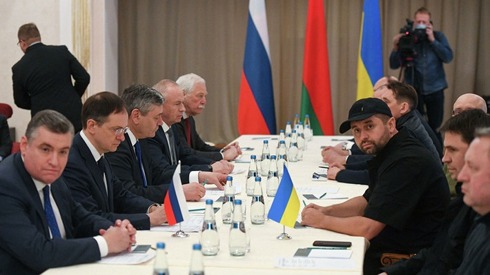 Trong khi đó, vòng đàm phán thứ hai giữa Nga và Ukraine một lần nữa trải qua những khúc mắc, khi Đại hội đồng Liên Hợp Quốc thông qua nghị quyết kêu gọi Nga rút quân và viện trợ quân sự của Mỹ và châu Âu, tiếp tục đổ vào Ukraine.