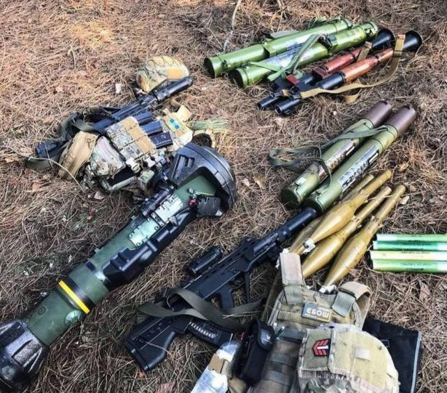 Mặc dù quân đội Ukraine đã nhận được một số lượng lớn tên lửa chống tăng Javelin do Mỹ viện trợ, nhưng những bức ảnh gần đây cho thấy, nhiều tên lửa Javelin vẫn còn mới tinh, nhưng đã bị quân đội Nga thu giữ. Nguồn ảnh: Damb.