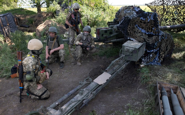 Phó Thống đốc Kherson do chính phủ Nga bổ nhiệm, ông Kirill Stremusov cho biết, khu vực Kherson do Nga kiểm soát đã bị pháo kích nặng nề bởi quân đội Ukraine và Bộ Quốc phòng Nga tuyên bố, họ sẵn sàng đẩy lùi mọi cuộc tấn công.