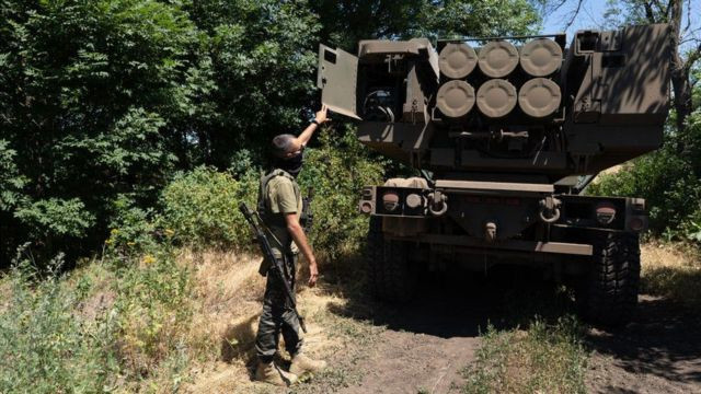Sau khi Ukraine nhận những hệ thống tên lửa cơ động HIMARS, quân đội Nga ở khu vực Kherson rơi vào tình thế khó khăn vì không đủ nguồn cung cấp; phía Ukraine cho rằng, điều này ảnh hưởng trực tiếp đến tinh thần của quân địa phương Nga.