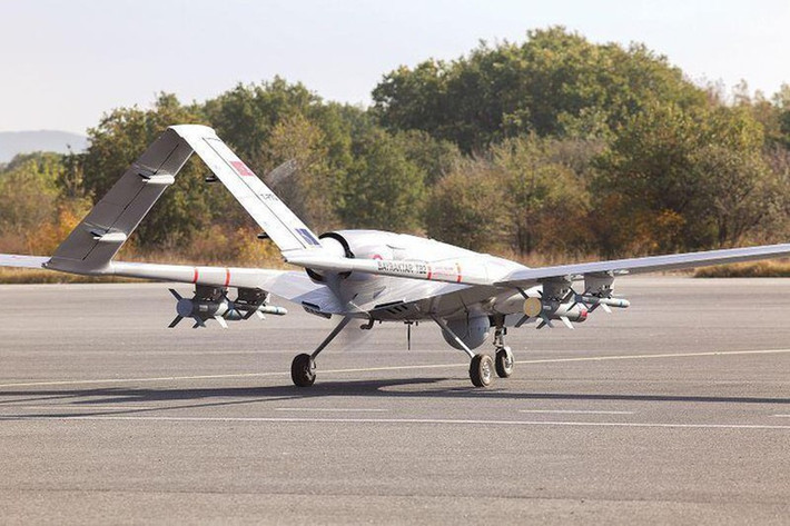 Với tầm hoạt động như vậy, bắt buộc các sân bay và trạm điều khiển UAV TB2, phải đưa sát vào khu vực chiến tuyến và khiến chúng trở thành mục tiêu dễ dàng cho tên lửa hành trình và lực lượng Không quân Nga.