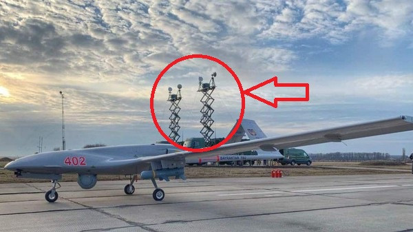 Một điểm yếu “chết người” của UAV TB2, là phạm vi hoạt động bị hạn chế. Không giống như một số UAV hiện đại của Mỹ, UAV TB2 được điều khiển trực tiếp bởi một trạm chỉ huy mặt đất, thay vì điều khiển qua vệ tinh, như nhiều UAV tầm xa của Mỹ.