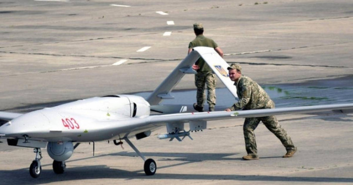 Thứ hai, ngay cả khi Quân đội Ukraine sử dụng hiệu quả máy bay không người lái TB2, thì nó lại đụng phải lực lượng phòng không quá mạnh của Không quân Nga. Và khi mùa xuân bắt đầu, bùn ở Ukraine dần biến mất và mặt đất trở nên cứng hơn, điều này sẽ cho phép người Nga tiến nhanh hơn.