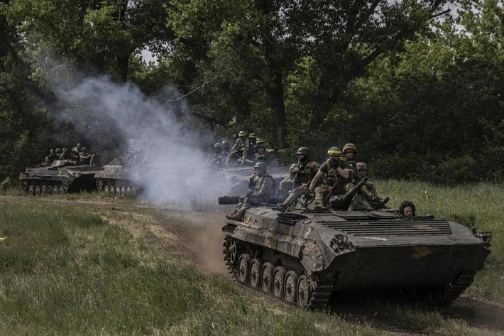 Cùng với những thông tin trước đó rằng Quân đội Ukraine hiện đang cực kỳ thiếu đạn dược. Vì vậy, thông tin Quân đội Ukraine tái chiếm các vùng lãnh thổ của họ đã bị mất, có vẻ là một điều không thực tế; và ngay cả khi các quốc gia NATO tiếp tục cung cấp vũ khí, cũng không giúp được gì cho Ukraine?