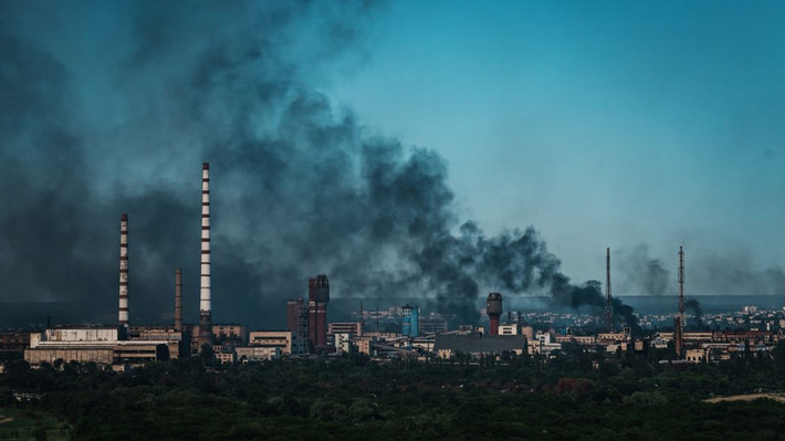 Nhưng đối với Quân đội Ukraine hiện đang ở Sieverodonetsk, tình hình rất tồi tệ, thậm chí có thể nói là họ đã bị mắc kẹt trong vòng vây của Quân đội Nga. Ban đầu người ta cho rằng hàng trăm binh sĩ Ukraine đã rút về Nhà máy Hóa chất Azot để tái tạo lại trận chiến kinh điển tại Nhà máy thép Azovstal ở Mariupol.