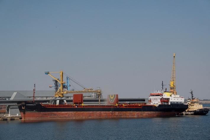 Moskva cáo buộc Quân đội Ukraine sử dụng tàu chở ngũ cốc làm vỏ bọc để thực hiện nghi án UAV tự sát tấn công hải quân Nga. Vì lý do này, Nga ngay lập tức ra thông báo cấm Ukraine xuất khẩu ngũ cốc bằng đường biển, có vẻ như Nga đã một lần nữa phong tỏa lối ra biển của Ukraine.