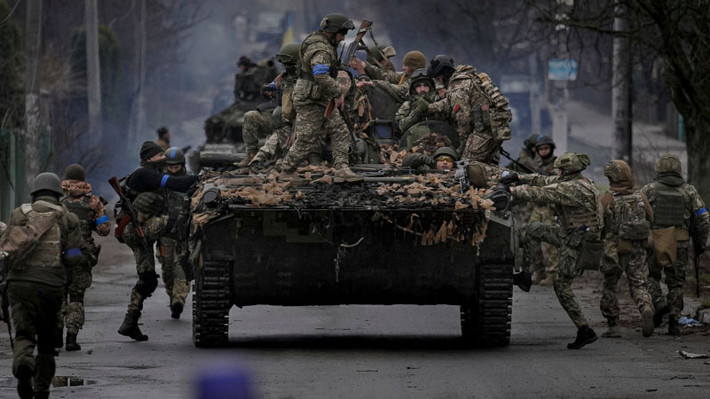 Giao tranh ác liệt ở miền đông đã dần làm tiêu hao sinh lực của Quân đội Ukraine. Kết quả là Quân đội Ukraine phải liên tục thay quân ở tuyến đầu, quân số phần lớn là những tân binh chưa qua huấn luyện chuyên sâu và chưa có kinh nghiệm chiến đấu. Do vậy, khả năng chiến đấu của các đơn vị Ukraine hiện đang là dấu hỏi?