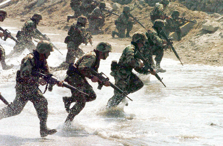 Do đó, mục đích của việc Quân đội Mỹ và NATO triển khai cùng lúc 5 nhóm tác chiến tàu sân bay đó là biểu hiện của việc tình hình căng thẳng tại châu Âu tăng cao; và cũng không thể lường trước, một cuộc chiến tranh tổng lực có thể xảy ra, và hậu quả sẽ vô cùng thảm khốc.