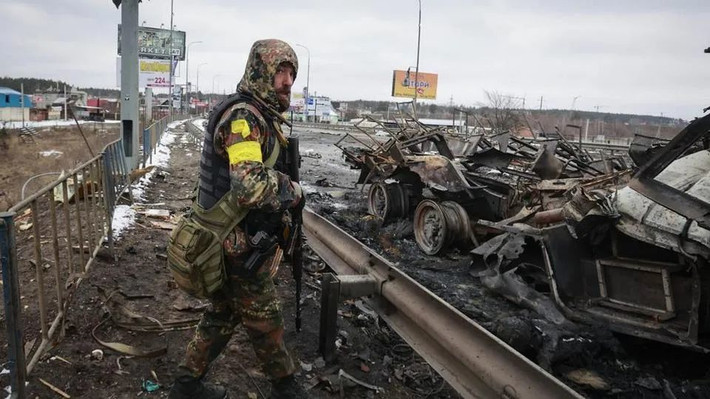 Nhìn từ bề ngoài, những thông tin về việc Ukraine chặn được quân Nga không phải là không có lý, nhất là mấy ngày gần đây, Quân đội Nga quả thực đã có những thiệt hại đầu tiên và không thể thắng áp đảo được những đơn vị chiến đấu hạng nặng của Quân đội Ukraine và những nơi quan trọng về mặt chiến lược.