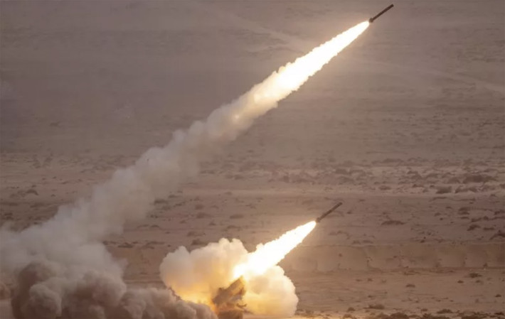Kể từ khi bắt đầu cuộc xung đột tại Ukraine, Mỹ đã chuyển giao 20 bệ phóng HIMARS cho Ukraine và cam kết sẽ cung cấp thêm 18 bệ phóng nữa trong những năm tới. Thành công của loại vũ khí này trong việc ngăn chặn các cuộc phản công của Nga đã khiến Bộ trưởng Bộ Quốc phòng Ukraine Reznikov gọi nó là "kẻ thay đổi cuộc chơi".