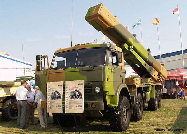 Tornado-S được cho là có tính năng tốt hơn nhiều so với HIMARS M142 của Mỹ. Chẳng hạn, HIMARS M142 của Mỹ chỉ có khả năng phóng sáu tên lửa 227 mm M31, dẫn đường bằng GPS trong một loạt, với tầm bắn 80 km và độ chính xác từ 5 đến 10 mét.