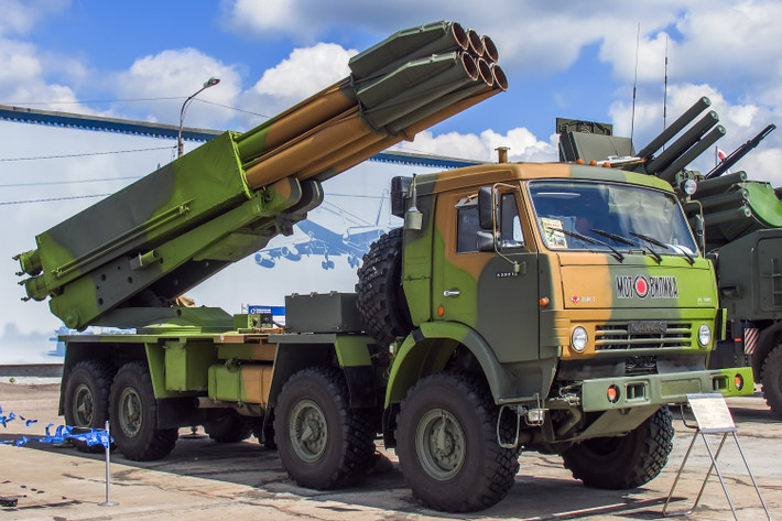 Trước đây, có thông tin cho rằng, Quân đội Nga cũng đang triển khai phiên bản HIMARS của riêng mình là Tornado-S, để chống lại HIMARS. Tornado-S tương tự như HIMARS của Mỹ, đó là hệ thống pháo phản lực phóng loạt (MLRS), bắn đạn có điều khiển, được sử dụng để tấn công các mục tiêu ở sâu trong hậu phương địch.