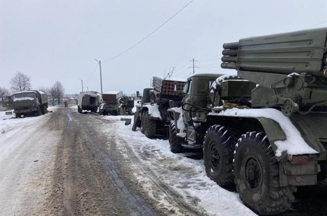 Pháo phản lực BM-21 của quân đội Nga tham gia chiến dịch quân sự đặc biệt tại Ukraine. Tại Kherson và Severodonetsk, quân đội Nga đã triển khai một số lượng lớn các khẩu đội tên lửa tầm xa mới được chế tạo và đang giao tranh ác liệt với "trận chiến tên lửa" với pháo binh Ukraine. Trong một thông tin của truyền thông Nga vào ngày 21/11, bệ phóng tên lửa BM-30 "Tornado" của Nga đã thể hiện sức mạnh của các cuộc tấn công tầm xa theo phong cách “điểm huyệt”. Ngoài bệ phóng tên lửa BM-30 "Tornado" với tầm bắn xa hơn và độ chính xác khi tấn công cao và bệ phóng tên lửa "Tornado-S" mạnh mẽ hơn, bệ phóng pháo phản lực phóng loạt BM-21 được trang bị nhiều nhất trong lực lượng pháo binh Nga, cũng đã áp dụng chiến thuật mới. Để bù đắp cho tầm bắn ngắn của BM-21 và nguy cơ dễ dàng bị pháo địch phản kích, quân Nga đã xây dựng chiến thuật linh hoạt đánh-chạy. Vào ngày 21/11, tại Siversk, sau khi nhận được xác nhận thông tin tọa độ của mục tiêu từ UAV trinh sát phía trước, 4 bệ phóng tên lửa BM-21 của Nga đã phóng 160 quả đạn rocket chỉ trong 20 giây, sau đó nhanh chóng rút khỏi trận địa. Hiệu ứng sát thương của hỏa lực pháo do UAV phản hồi về là quân Ukraine không thể chịu nổi và tại vị trí trú quân tạm thời do quân đội Ukraine xây dựng gần bìa rừng đãn chìm trong biển lửa.
