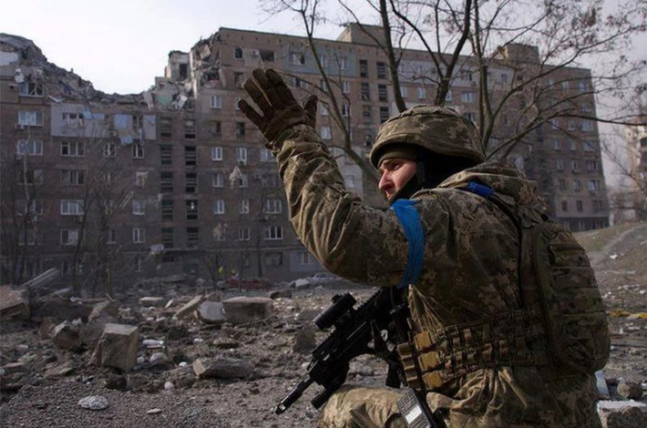 Hiện tổng số quân Ukraine tại Mariupol ước tính vào khoảng 15-20.000 quân, trong đó ít nhất 3.000 là thành viên Tiểu đoàn Azov và các đơn vị tinh nhuệ như Lữ đoàn Thủy quân Lục chiến Độc lập số 36, Lữ đoàn sơn cước Số 10, Lữ đoàn Cơ giới số 56.