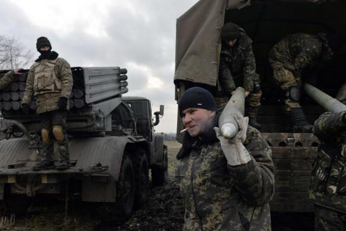 Ngoài ra tham gia phòng thủ ở Mariupol còn có các đơn vị Lực lượng Phòng vệ Lãnh thổ Ukraine như Lữ đoàn số 23 và 25 đến từ Kiev, Tiểu đoàn số 37 từ Zaporozhye và Lữ đoàn số 109. Tuy nhiên trước hỏa lực tấn công dữ dội của quân Nga, các lực lượng của Ukraine đã tổn thất nhiều.
