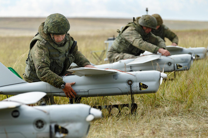 Việc sử dụng UAV Orlan-10 cùng với hệ thống tác chiến điện tử Leer-3 cho thấy, Quân đội Nga đang cố gắng gây nhiễu thông tin liên lạc ở các khu vực xung yếu. Theo cách này, hiệu quả của hệ thống chỉ huy Ukraine, cũng như việc quản lý quân đội và hệ thống vũ khí sẽ bị giảm sút.