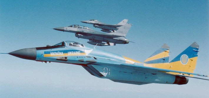 Số máy bay chiến đấu mà Ukraine hiện đang sở hữu, có thể phóng tên lửa bức xạ chống radar bao gồm, máy bay chiến đấu MiG-29, Su-27 và tiêm kích bom Su-25. Thậm chí cả máy bay chiến đấu MiG-29 của các nước Đông Âu tuyên bố viện trợ cho Ukraine, mặc dù được nâng cấp một phần theo tiêu chuẩn NATO, nhưng không có thông tin công khai rằng, chúng có khả năng phóng tên lửa bức xạ AGM-88.
