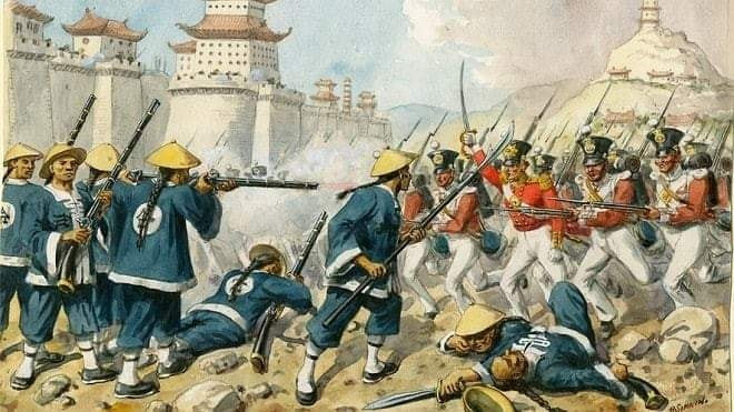 Năm 1840, quân Anh thực hiện đợt tấn công đầu tiên vào Trung Quốc, lúc đó chỉ có 16 chiến thuyền, quân số là 4.000 quân; tuy nhiên đến năm 1841, quân đội Anh vẫn tiếp tục triển khai quân, lúc đó quân số đã lên tới khoảng 5.000 đến 6.000 người.