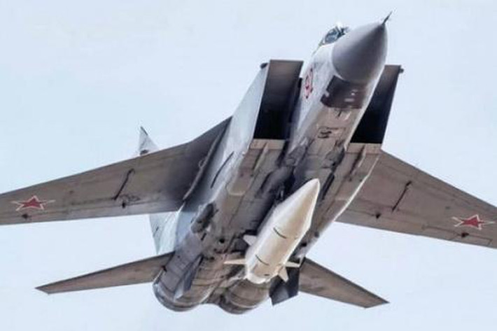 Theo người quay, đoạn video quay MiG-31 của Không quân Nga mang tên lửa Kinzhal được quay vào ngày 7/2. Điều này cho thấy Nga đã tiến hành một nhiệm vụ đặc biệt, để sử dụng loại máy bay như vậy.