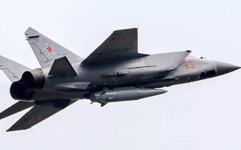 Trên đoạn video được người dân quay gần Kaliningrad và được đưa lên mạng xã hội, người xem có thể thấy khoảnh khắc hạ cánh của máy bay chiến đấu MiG-31K, với tên lửa siêu thanh Kinzhal tại sân bay Chkalovsk.