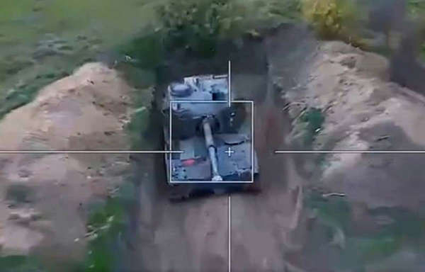 Từ góc độ hiệu quả chiến đấu, chiến thuật của UAV tự sát, thực sự có thể khống chế hiệu quả các trận địa pháo binh của đối phương. Xét cho cùng, phạm vi tác chiến của UAV như Lancet đến vài chục km, nếu không có khả năng nhận biết tình báo chiến trường thì UAV không thể đạt được những đòn tấn công chính xác và đây cũng là một mắt xích còn thiếu và yếu nghiêm trọng trong hệ thống tác chiến của quân đội Nga.