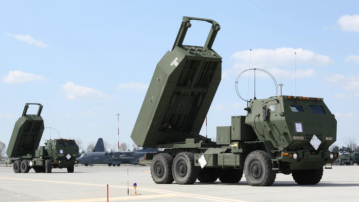 Ông Karl cũng phản bác lại ý kiến cho rằng, những vũ khí chủ chốt như HIMARS đã đến muộn trong cuộc chiến. "Chúng tôi chưa thấy hệ thống phòng ngự của Ukraine sụp đổ. Họ đang đứng vững, nhưng đó là một trận chiến khó khăn. Chúng tôi tin rằng những vũ khí quan trọng này sẽ đến trong thời gian thích hợp và cho phép người Ukraine nhắm mục tiêu rất chính xác".