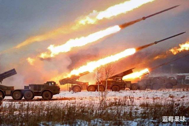 Tổng thống Ukraine Volodymyr tiết lộ trong một cuộc phỏng vấn với trang "Newsmax" của Mỹ rằng: Quân đội, các thành phố và người dân của đất nước Ukraine, đang phải hứng chịu những đợt ném bom dữ dội nhất của Quân đội Nga.