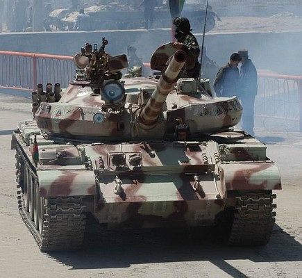 Tuy nhiên, một nhược điểm chính của T-62 là thiết kế là nó cần kíp xe 4 người, thay vì 3 người như các loại xe tăng T-72/80/90, do không được trang bị bộ nạp đạn tự động; đây là vấn đề mà tất cả các xe tăng phương Tây phát triển (trừ Pháp), đang phải đối mặt.