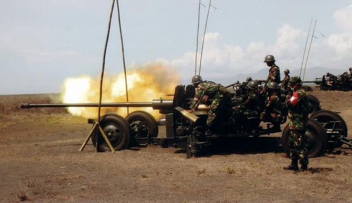 S-60 nạp đạn theo kiểu bán tự động, khóa nòng được mở và thao tác lên đạn lại nhờ tận dụng việc lùi nòng khi bắn. Pháo sử dụng đạn nổ phá 57×348 mm SR; ngoài ra còn có đạn cháy, đạn xuyên giáp và một số loại đạn khác. Pháo nạp đạn bằng cách sử dụng kẹp 4 viên và được nạp thủ công; tốc độ bắn lý thuyết là 120 phát/phút; nhưng thực tế không vượt quá 70-75 phát/phút.