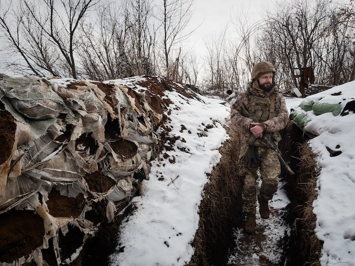 Theo thông tin tình báo của phía Nga, lực lượng phòng thủ của Ukraine tại Donbass, đã giảm ít nhất một nửa do bị thương vong, bị quân Nga bắt hoặc mất tích; quân số bỏ vị trí chiến đấu trong những tuần đầu tiên nổ ra xung đột.