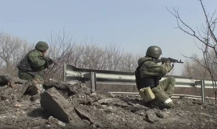 Do vậy trận chiến chiếm khu vực Donbass của Nga, cụ thể là đột phá vào tuyến phòng ngự Slavic-Kramatorsk, chắc chắn sẽ gặp rất nhiều khó khăn. Để chuẩn bị cho trận chiến này, quân Nga đã rút lực lượng bao vậy Kiev và thành phố Chernihiv; cũng như điều chỉnh lực lượng tại Grudia đến tăng cường.