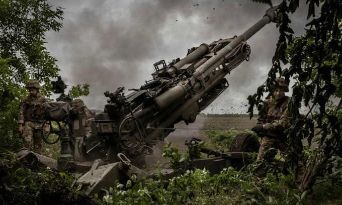 Sau khi cuộc xung đột Nga-Ukraine bắt đầu, sự can dự của NATO khá cao; ngoài việc hỗ trợ tình báo và viện trợ vũ khí cho Ukraine, Mỹ và các nước phương Tây còn cung cấp các cố vấn quân sự hướng dẫn tác chiến. Đồng thời, các chuyên gia quân sự phương Tây cũng có thêm những "đề xuất và gợi ý", cho lãnh đạo Ukraine.