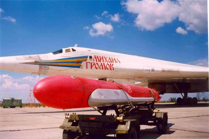 Thành phần thứ ba là máy bay ném bom chiến lược Tu-160 và Tu-95M, được trang bị tên lửa hành trình Kh-55 với tầm bắn 3.500 km và tên lửa hành trình Kh-102 có tầm bắn hơn 5.000 km.