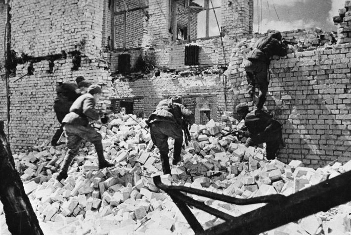 Ở thành phố Stalingrad, nơi chỉ toàn là đống đổ nát và hoang tàn, và những khẩu tiểu liên PPSh-41 là một cơn ác mộng với quân Đức tại đây. Trong khi đó, hỏa lực của súng tiểu liên MP40 mà lính biệt kích Đức sử dụng, không thể bằng khẩu PPSh-41 với hộp tiếp đạn hình trống đến 71 viên; trong cuộc đối đầu thông thường, PPSh-41 sẽ nhanh chóng chế áp MP-40.