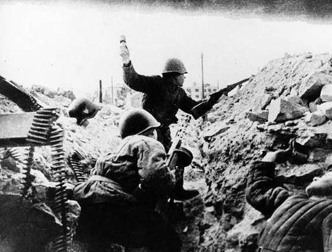 Các loại vũ khí bộ binh của các "nhóm tác chiến" Quân đội Liên Xô tại Stalingrad, ngoại trừ súng trường Mosin Nagant được sử dụng bởi các tay súng bắn tỉa, hầu như tất cả mọi người đều được trang bị vũ khí tự động hoặc bán tự động và súng máy.